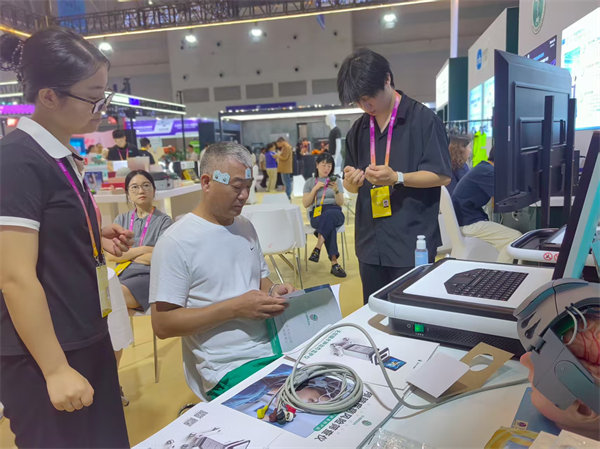 开云电竞AI脑机医疗新品表态2025智博会(图2)